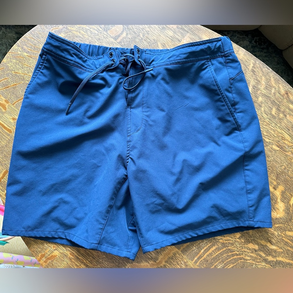 Men’s ten thousand navy foundation short Large like new
